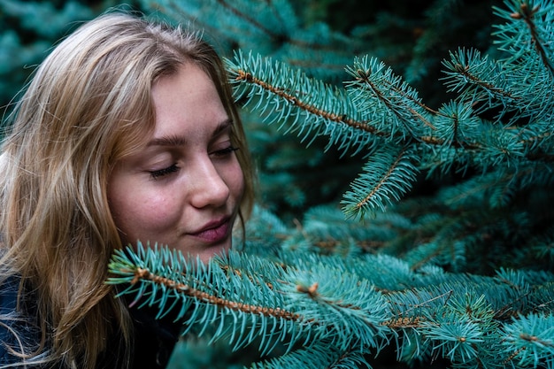 Closeup portret van jonge mooie vrouw met blauwe sparren