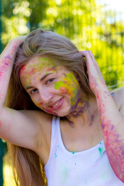 Closeup portret van jonge vrouw op Holi festival