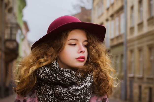 Closeup portret van model in rode hoed op straat