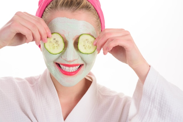 Closeup portret van mooie vrouw met gezichtsmasker spa salon cosmetisch masker met natuurlijke komkommer