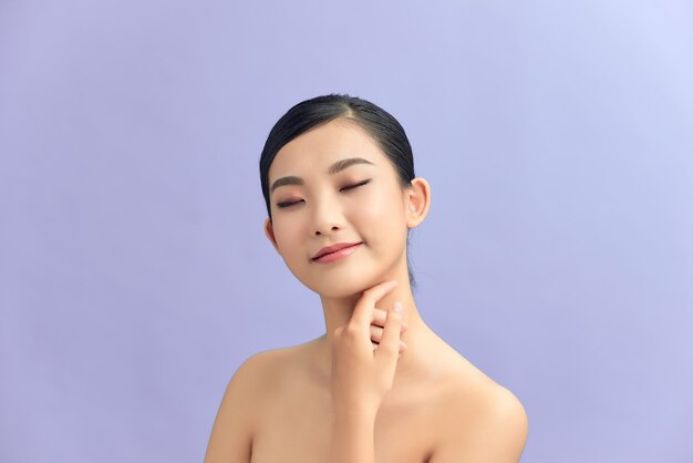 Closeup portret van schoonheid aziatische vrouw met eerlijke perfecte gezonde gloed huid hand aanraken schouder kopie ruimte,