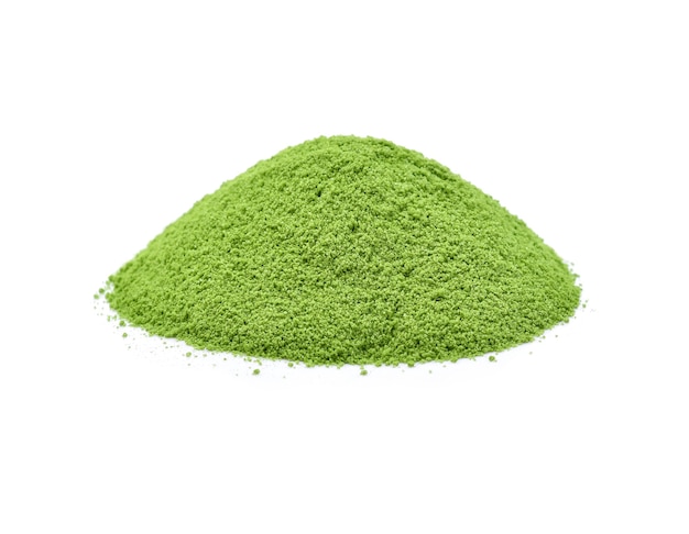 Tè verde in polvere del primo piano isolato su bianco.