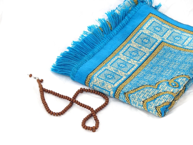 Photo closeup prayer rug and rosary islam and prayer rug on the prostration muslims pray on