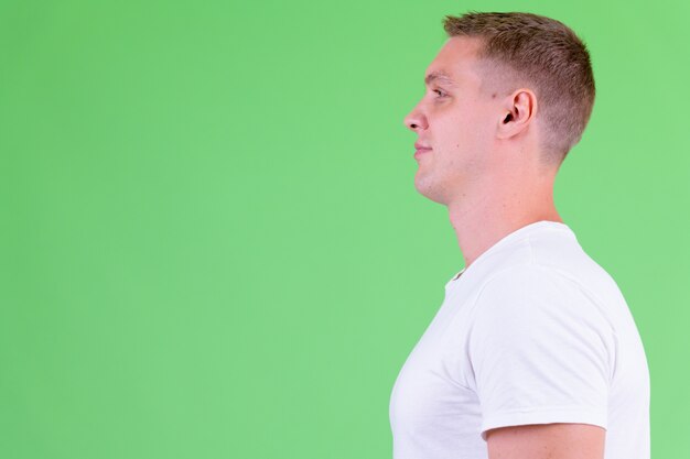 Photo closeup profile view of young man wearing white shirt