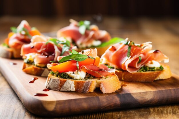 Primo piano della bruschetta al prosciutto su una tavola di legno