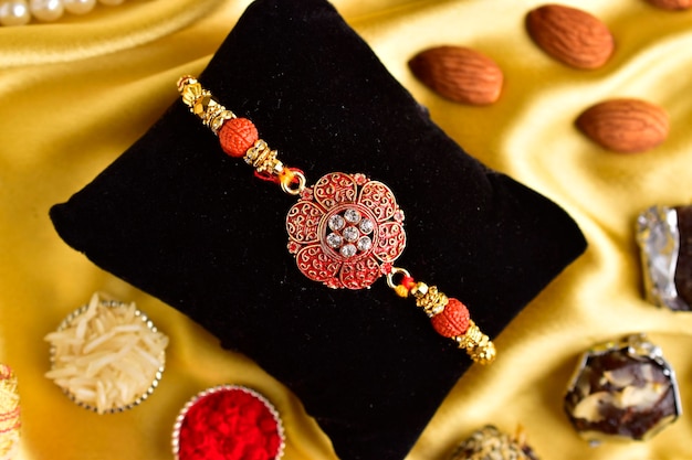 Photo closeup of rakhi on golden background