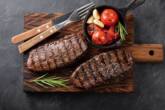 Bistecca superiore pronta da mangiare del primo piano.