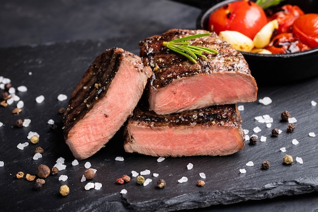 Bistecca superiore pronta da mangiare del primo piano.