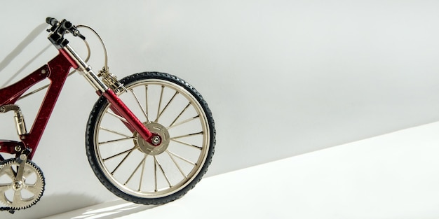 Closeup realistisch model van speelgoed fullsuspension mountainbike Miniatuur fiets op witte achtergrond