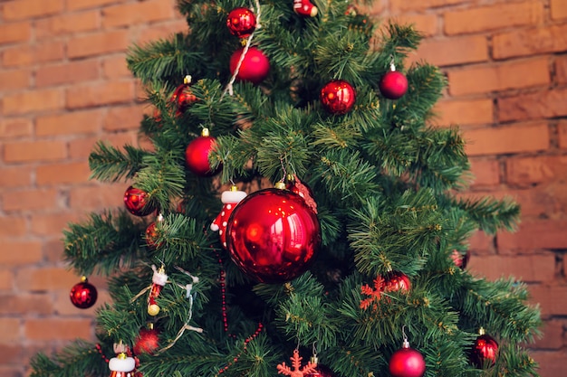Крупный план красной смертной казни через повешение безделушки от украшенной рождественской елки.