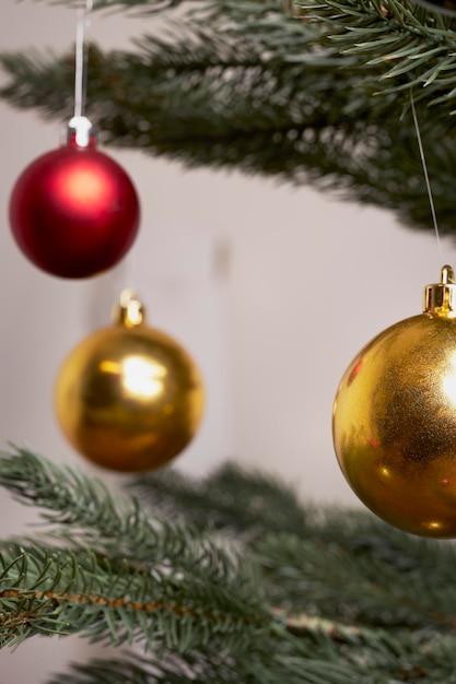 クリスマス ツリーの赤い装飾と装飾品のクローズ アップ