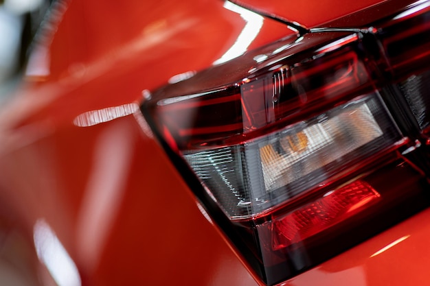 Крупный план красного светодиодного заднего фонаря на детали современного автомобиля на заднем фонаре автомобиля
