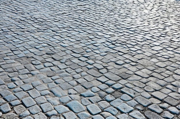 スカイブルーの背景に白い壁のある道路のクローズアップ