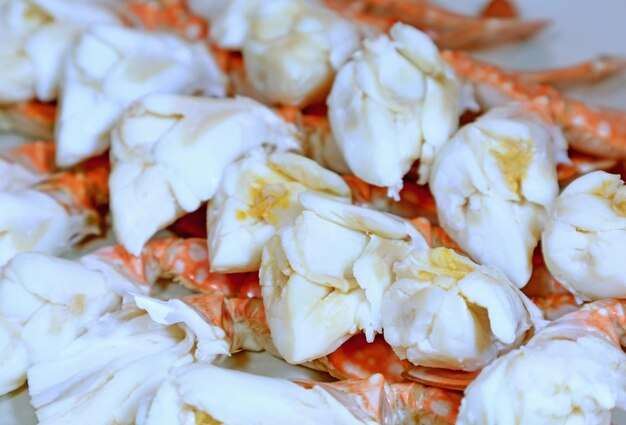 Photo closeup row of mouthwatering steamed flower crab legs