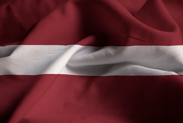 Foto primo piano della bandiera increspata della lettonia, bandiera della lettonia che soffia in vento