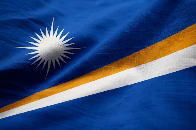 Макрофотография флагов Ruffled Marshall Islands, флаг Маршалловых островов, дующий в ветру