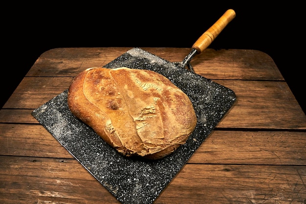 Foto primo piano di pane rustico sulla tavola di legno