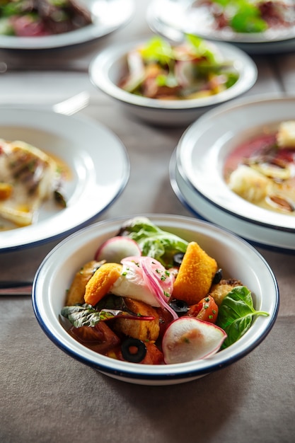 Primo piano su insalata con i cracker del formaggio fritti ravanello