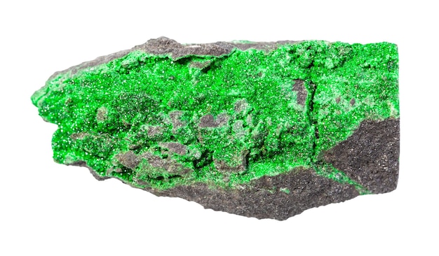 색 바탕에 고립 된 암석에 Uvarovite 녹색 그라넷의 지질 수집 결정에서 자연 광물 플의 클로즈업