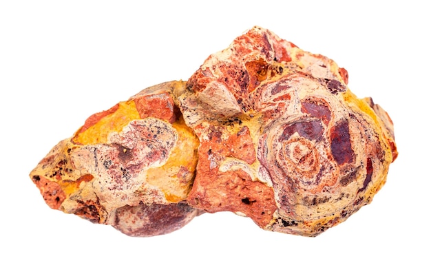 крупный план образца природного минерала из геологической коллекции необработанной алюминиевой руды боксита, выделенной на белом фоне