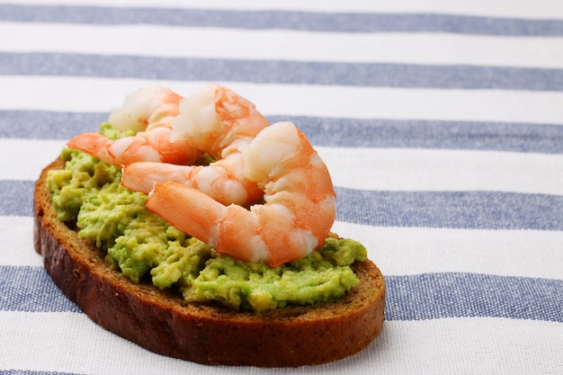 Foto closeup sandwich met guacomole en zeevruchten srimp