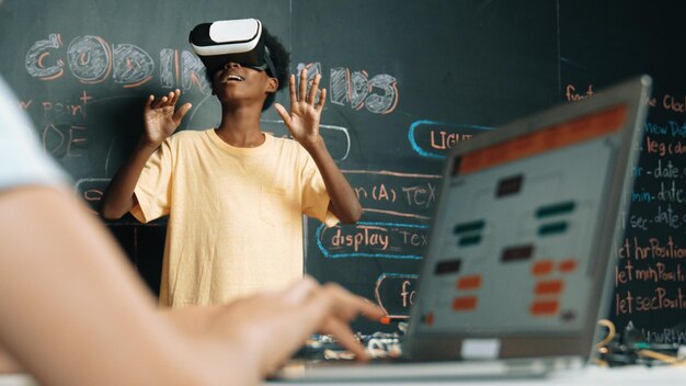 VRエディケーションを使用している学生の学校の女の子のハンドコーディングプログラムのクローズアップ
