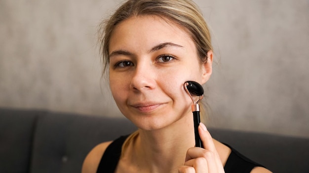 Closeup schoonheid portret derma roller mooie vrouw met mezoroller