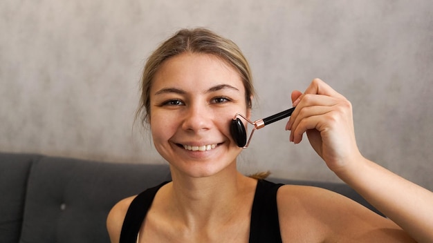 Closeup schoonheid portret derma roller mooie vrouw met mezoroller