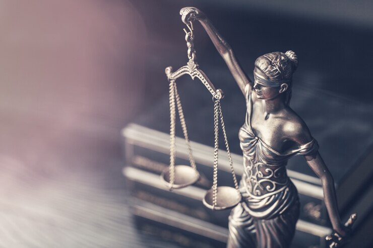 Photo closeup of a sculpture of themis, mythological greek goddess, symbol of justice,