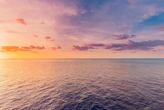 クローズ アップ海海波ビーチ。素晴らしい海の風景。熱帯のビーチの海景の地平線を刺激する