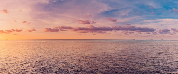 Foto primo piano spiaggia di sabbia di mare. incredibile superficie dell'oceano. ispira l'orizzonte di vista sul mare della spiaggia tropicale, il cielo al tramonto