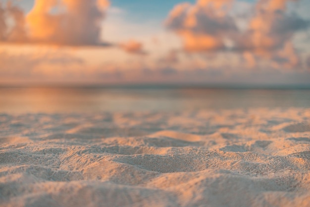 Крупным планом морской песчаный пляж. Панорамный пляжный пейзаж. Размытый тропический горизонт морского пейзажа пляжа