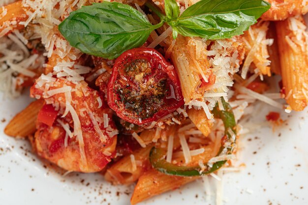 Primo piano sulle penne ai frutti di mare