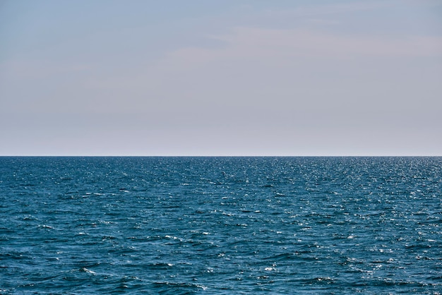 Крупный план морской поверхности голубой морской воды с небольшими волнами ряби