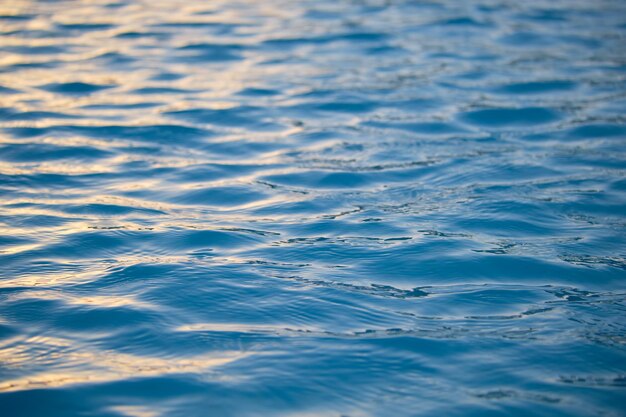 Foto superficie marina del primo piano dell'acqua di mare blu con piccole onde dell'ondulazione