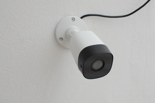 Клоуз-ап камеры безопасности, стратегически расположенной на балконе, неустанное наблюдение за защищенным домом