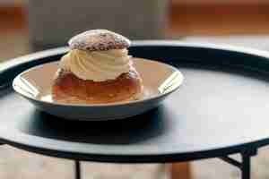 Photo closeup of a semla sweet roll on a plate laskiaispulla or fastlagsbulle in swedish