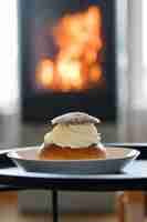 Photo closeup of a semla sweet roll on a plate laskiaispulla or fastlagsbulle in swedish