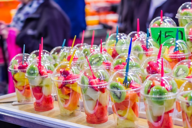 Photo closeup of set packed slice of fresh fruits in the famous la boqueria market, in ramblas street, barcelona, spain