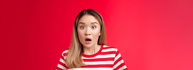 Photo クローズ アップ ショックを受けた 驚いた 言葉のない アジアの 金髪の女性 ドロップジョー あえぎ 感銘を受けた 聞く 衝撃的な stunni