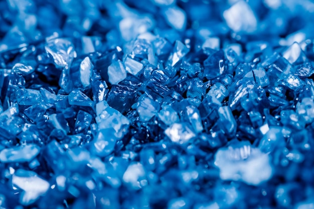 Foto colpo del primo piano del minerale di cristallo blu su uno sfondo sfocato