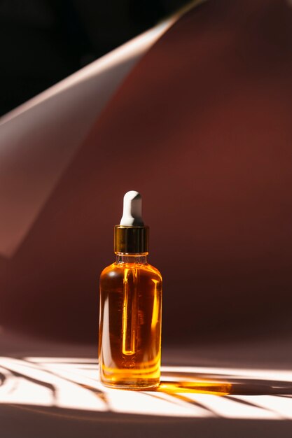 Снимок крупным планом бутылки эфирного масла с капельницей