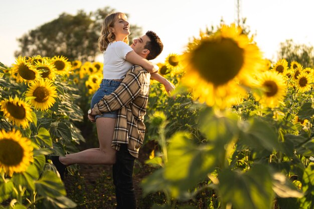 Photo closeup shot of a caucasian lovely couple at the sunflowers field in spain