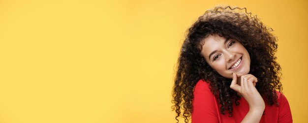 Photo closeup shot of charming flirty and silly curlyhaired young woman making faces as trying get what wa