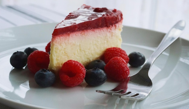 Foto una foto da vicino di una torta di formaggio con bacche