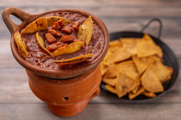 Foto primo piano della deliziosa salsa di fagioli rossi con nachos croccanti