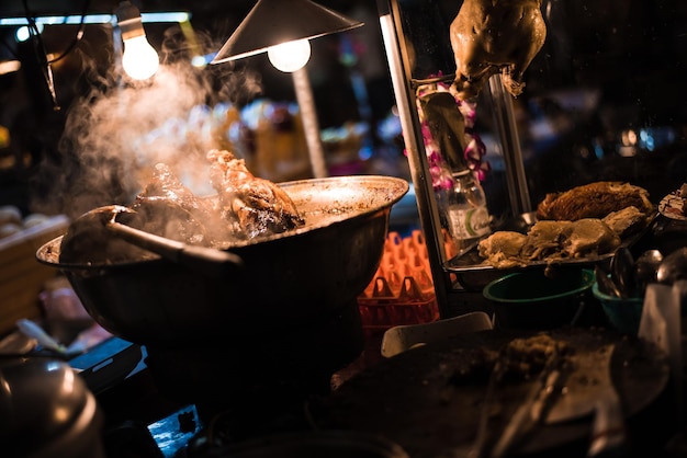 タイ バンコクのストリート フード マーケットでの食品のクローズ アップ ショット