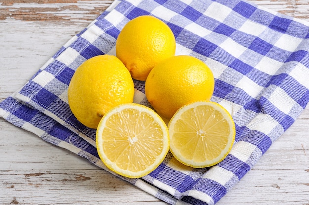 Крупным планом выстрел свежих лимонов на столе