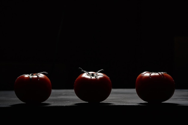 Colpo del primo piano di pomodoro fresco senza sfondo nero