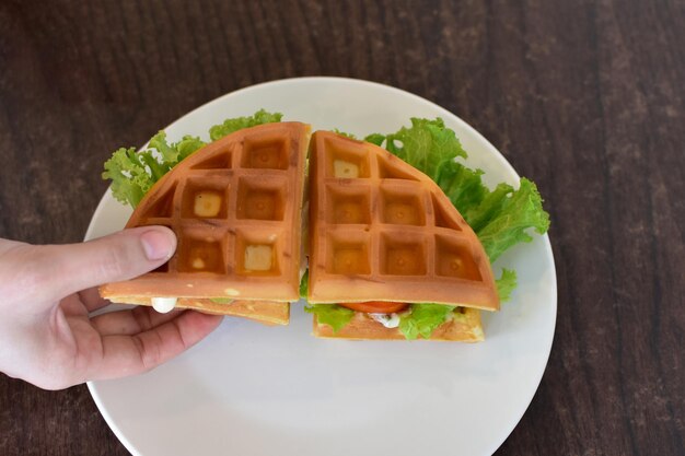 クローズアップショット食べ物とコーヒードリンクを持っている手